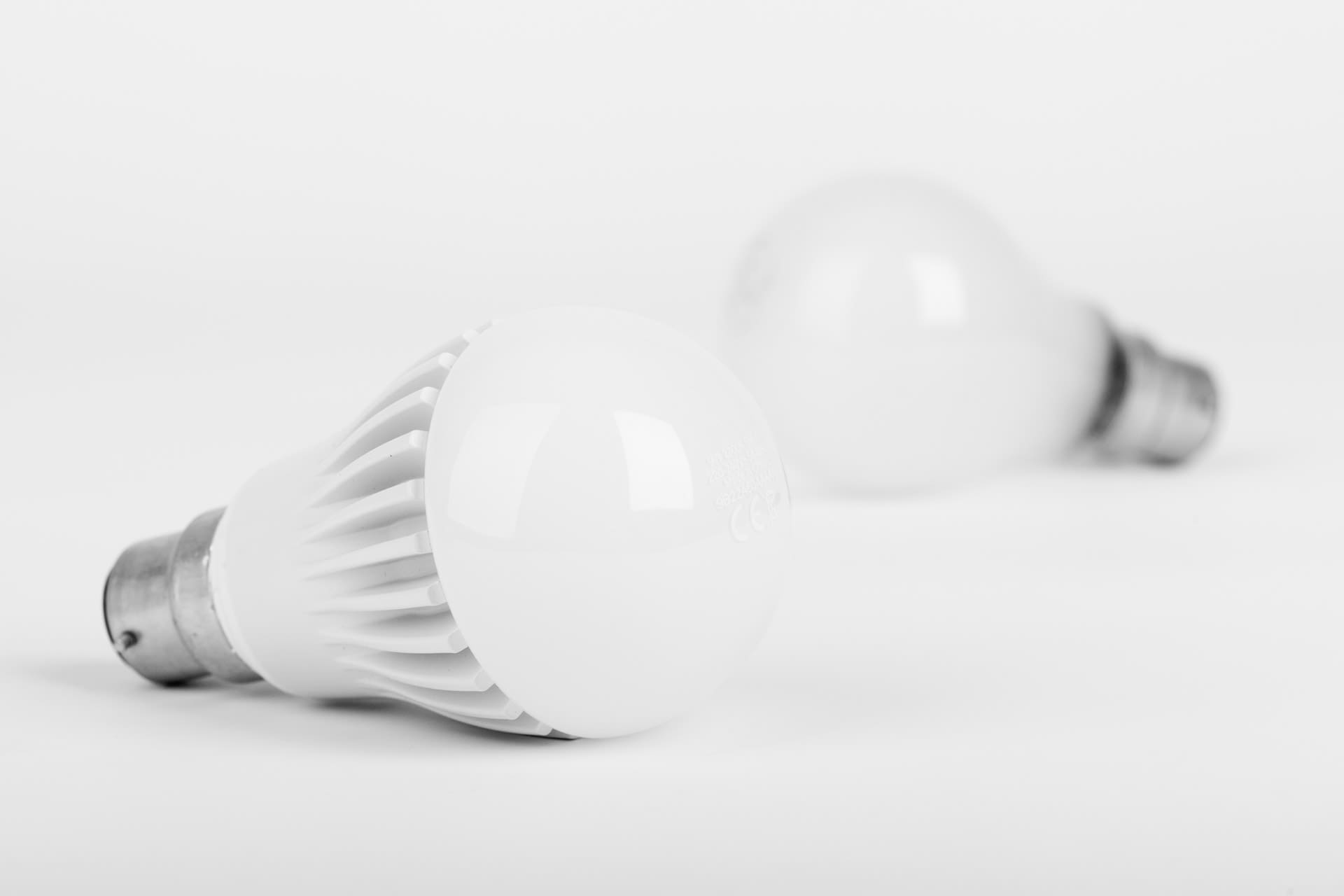 Oświetlenie LED w suficie podwieszanym – na co zwrócić uwagę?
