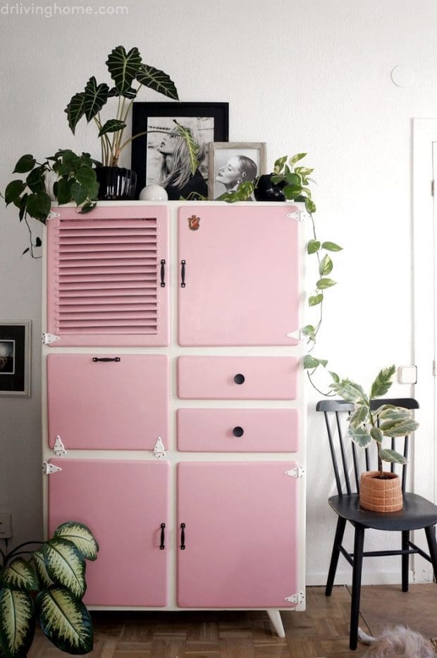 biała komoda z różowymi drzwiczkami