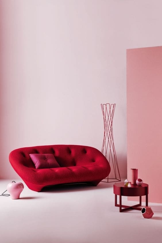 czerwona sofa i różowe ściany